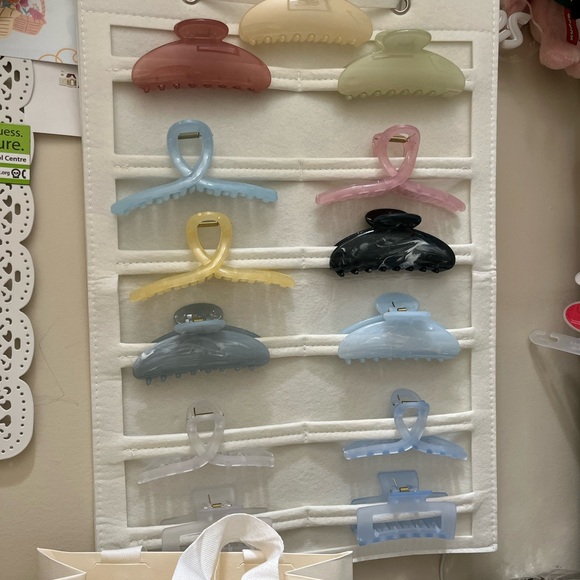 Hair Clips & Accessories - Picture 2 of 7